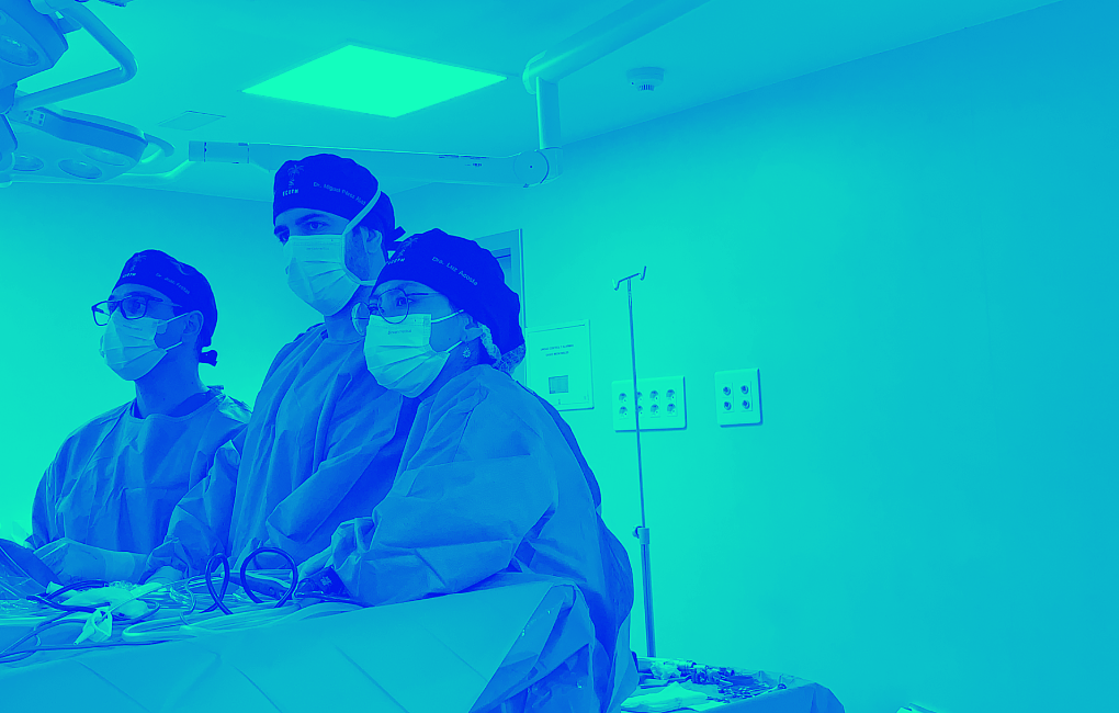 equipo de ECOTM en medio de una cirugía
